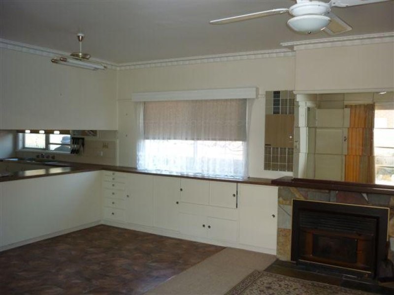 27 Hewitt Street, Warracknabeal VIC 3393