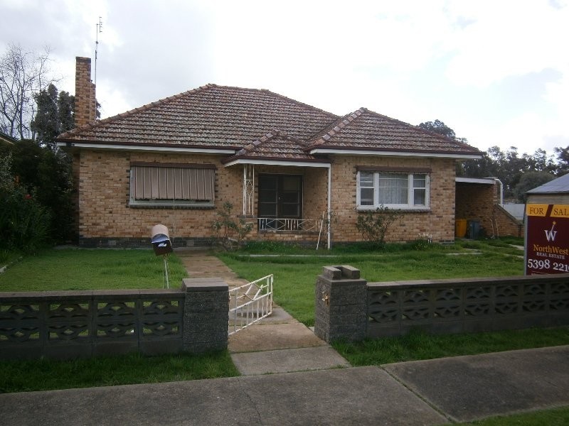 8 Jamouneau Street, Warracknabeal VIC 3393