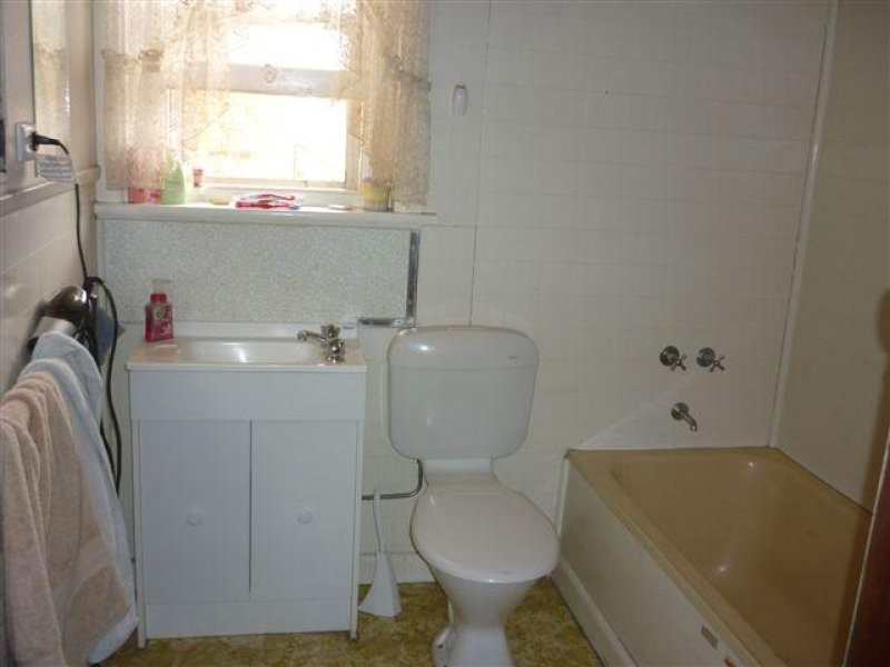 8 Jamouneau Street, Warracknabeal VIC 3393