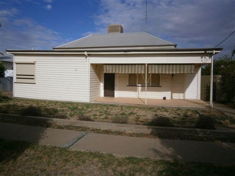 42 Jamouneau Street, Warracknabeal VIC 3393