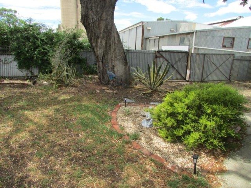 29 Molyneaux Street, Warracknabeal VIC 3393