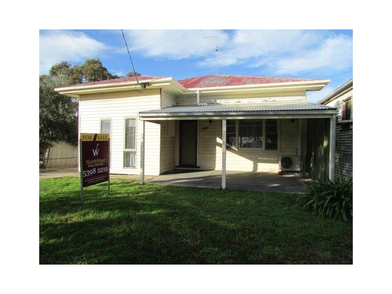 31 Molyneaux Street, Warracknabeal VIC 3393