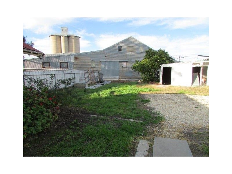 31 Molyneaux Street, Warracknabeal VIC 3393