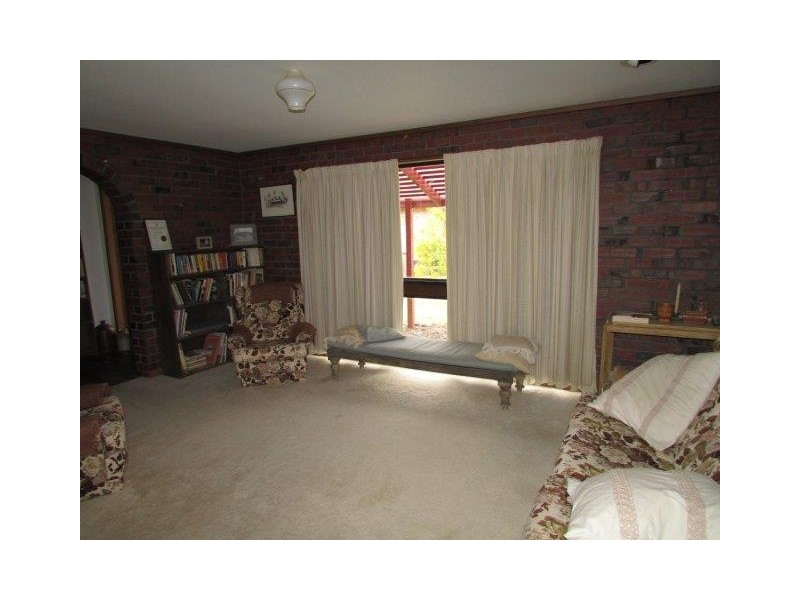 13 Willow Crt, Donald VIC 3480