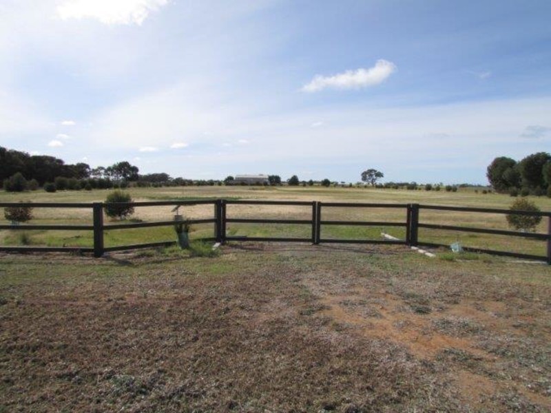 53 Government Road, Warracknabeal VIC 3393