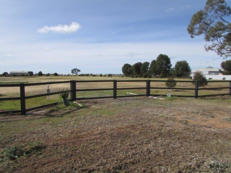 53 Government Road, Warracknabeal VIC 3393