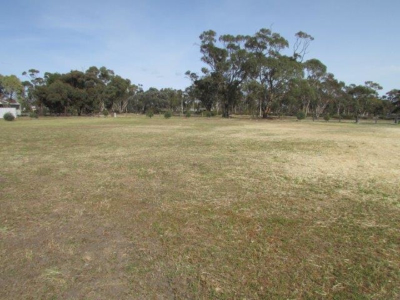 53 Government Road, Warracknabeal VIC 3393