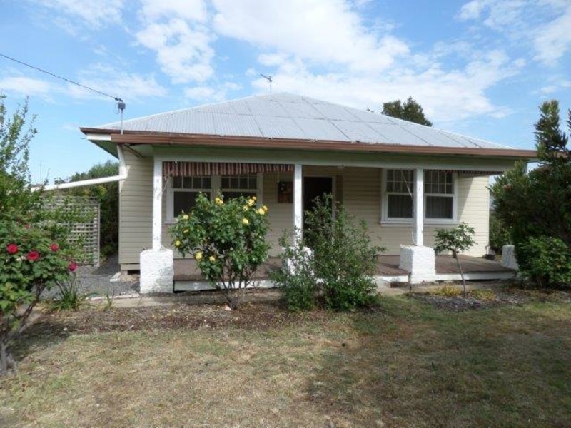 8 Molyneaux Street, Warracknabeal VIC 3393