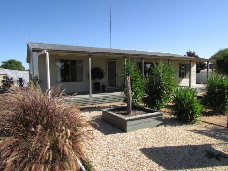 28 Thomas Street, Warracknabeal VIC 3393