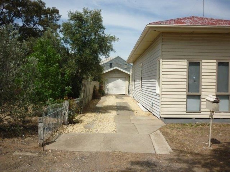 31 Molyneaux Street, Warracknabeal VIC 3393