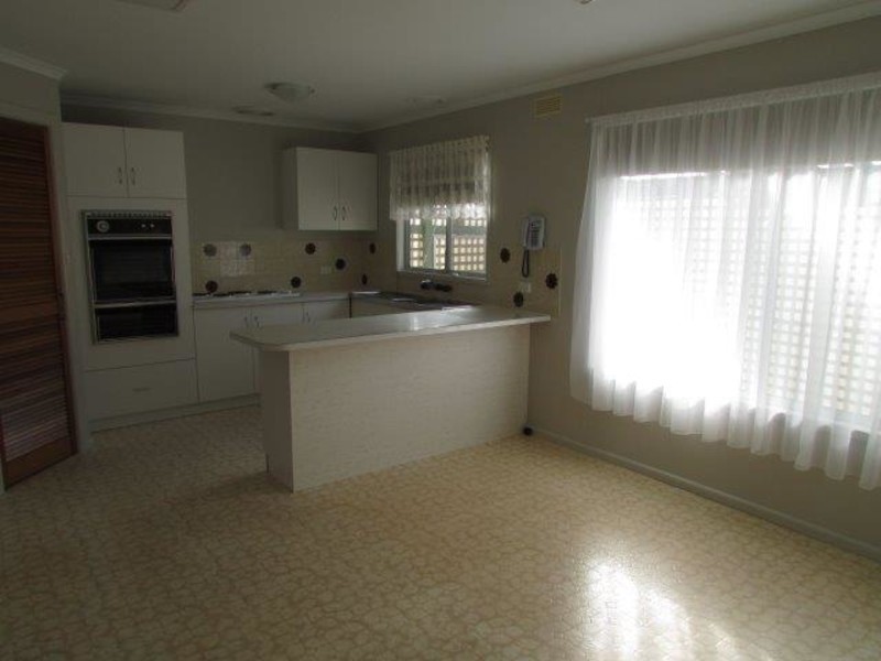 77 Molyneaux Street, Warracknabeal VIC 3393