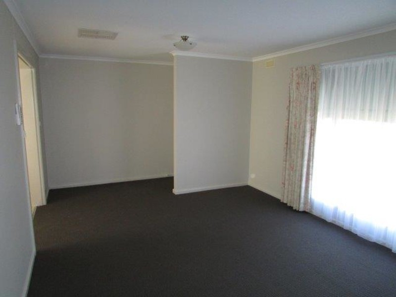 77 Molyneaux Street, Warracknabeal VIC 3393