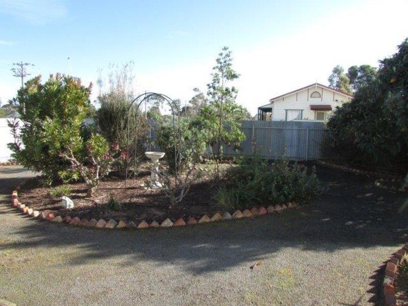 77 Molyneaux Street, Warracknabeal VIC 3393