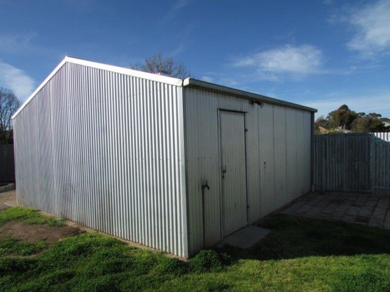 77 Molyneaux Street, Warracknabeal VIC 3393