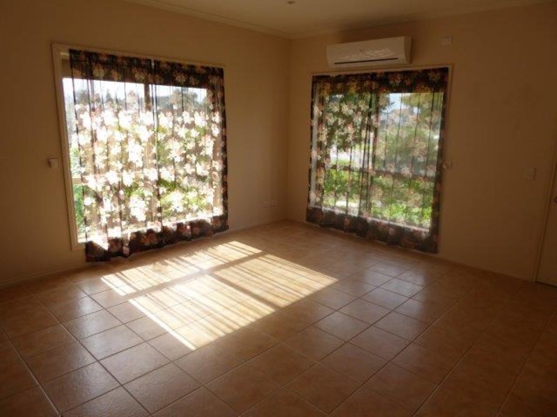 1/174 Woods Street, Donald VIC 3480