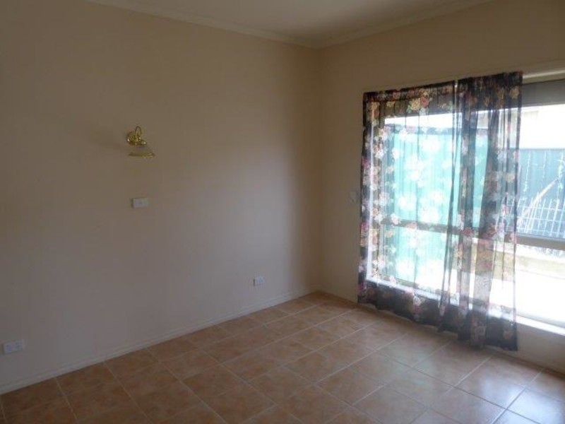 1/174 Woods Street, Donald VIC 3480