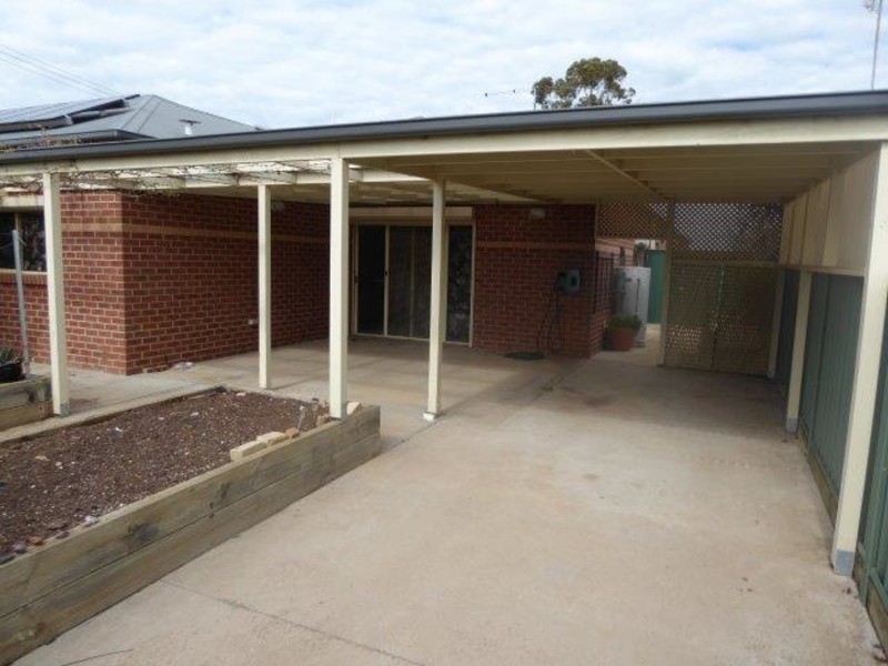 1/174 Woods Street, Donald VIC 3480