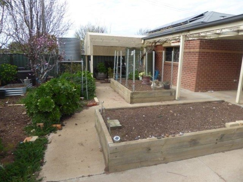 1/174 Woods Street, Donald VIC 3480