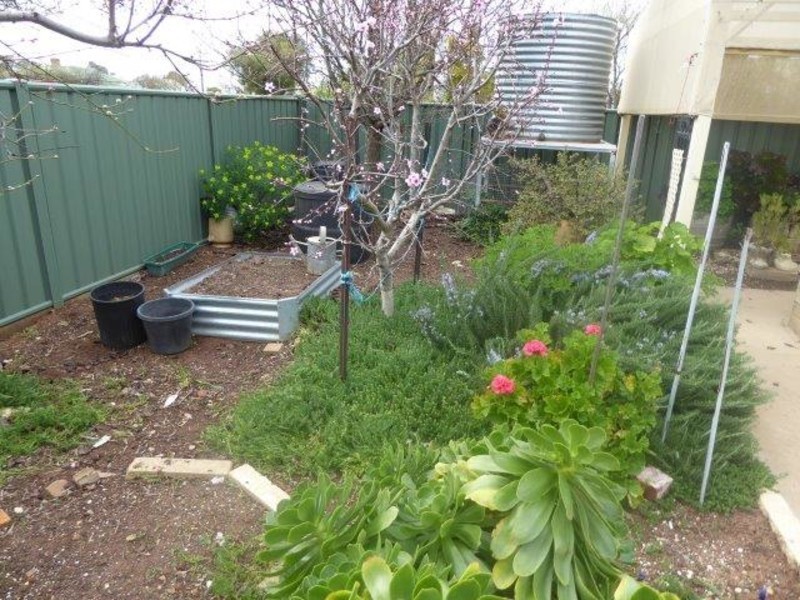 1/174 Woods Street, Donald VIC 3480