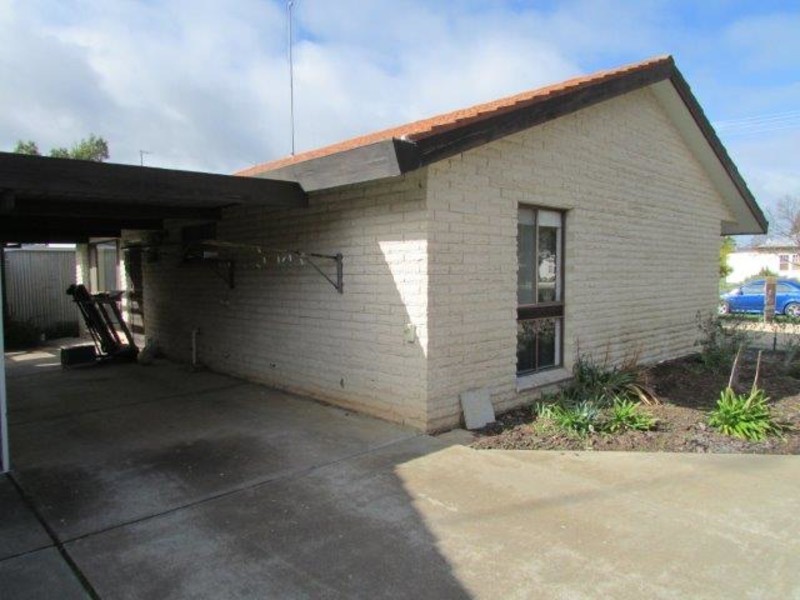 1/4 Livingston, Warracknabeal VIC 3393