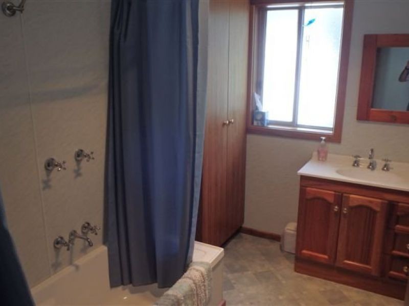 2 Symes Avenue, Warracknabeal VIC 3393