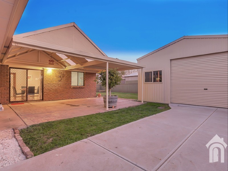 10 Warburton Drive, Woodcroft SA 5162