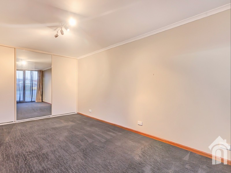 10 Warburton Drive, Woodcroft SA 5162