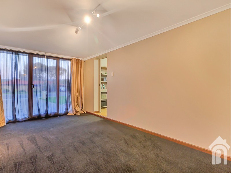 10 Warburton Drive, Woodcroft SA 5162