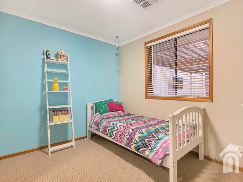 10 Warburton Drive, Woodcroft SA 5162