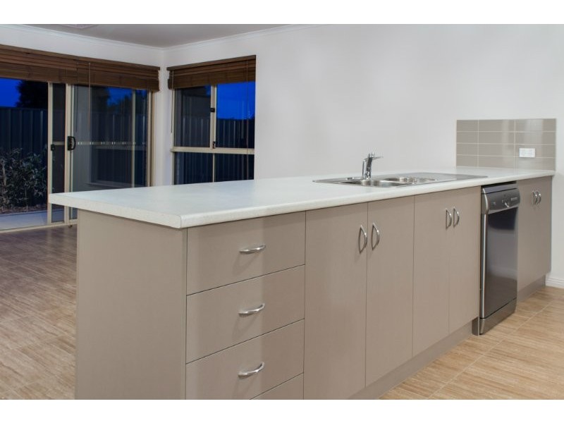42 Seaview Road, Morphett Vale SA 5162