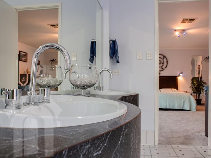 15 Freebairn Drive, Hallett Cove SA 5158