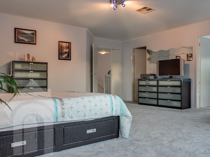 15 Freebairn Drive, Hallett Cove SA 5158