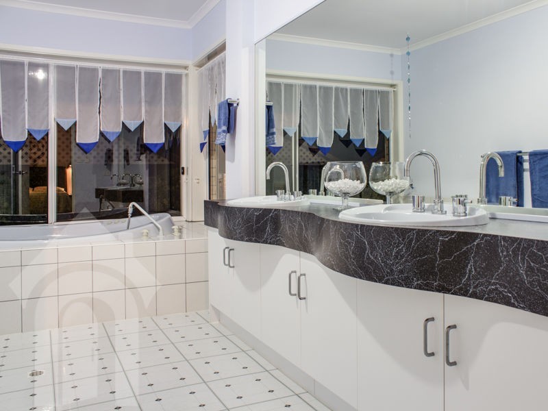 15 Freebairn Drive, Hallett Cove SA 5158