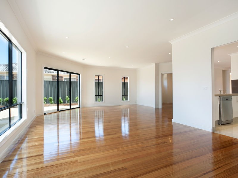 8 French Crescent, Caroline Springs VIC 3023