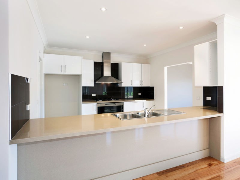 8 French Crescent, Caroline Springs VIC 3023