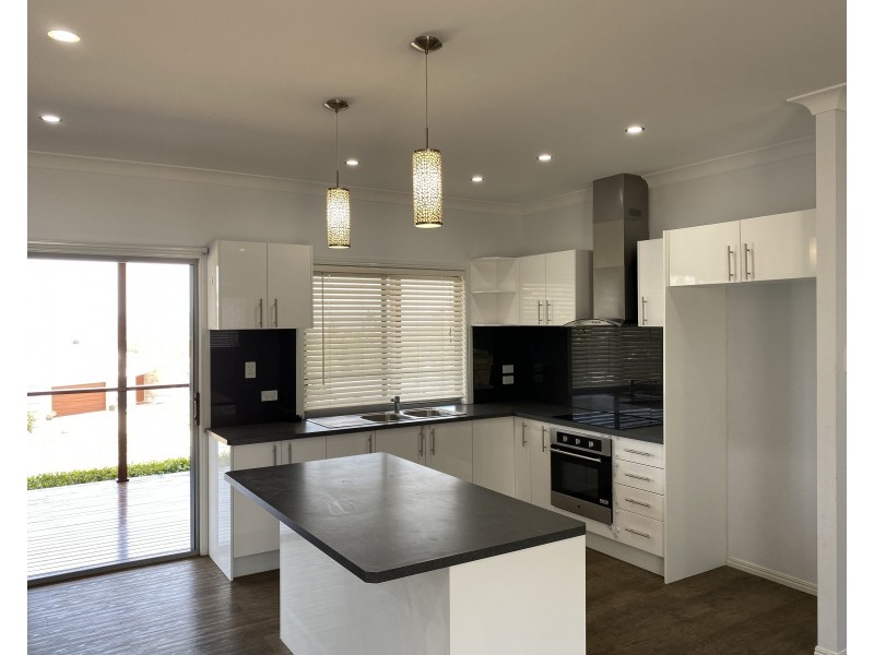 8 Camberwell Close, Gleneagle QLD 4285