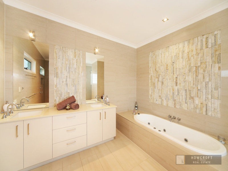 7 Crete  Court, Kawana Island QLD 4575