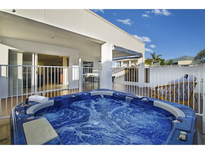 1 Molokai Lane, Kawana Island QLD 4575