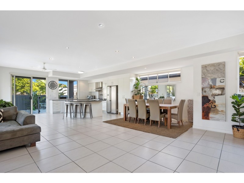 18 Tarawa Street, Kawana Island QLD 4575