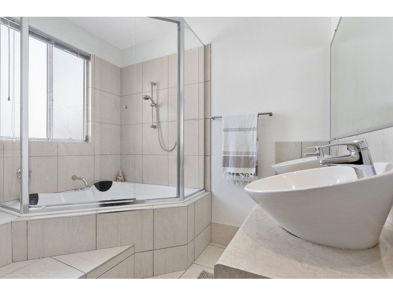 18 Tarawa Street, Kawana Island QLD 4575