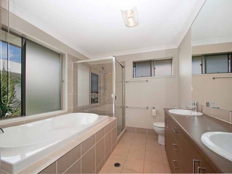 123 Grand Parade, Kawana Island QLD 4575