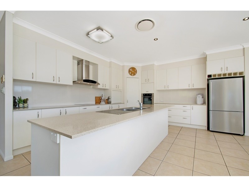 8 Castaway Court, Kawana Island QLD 4575