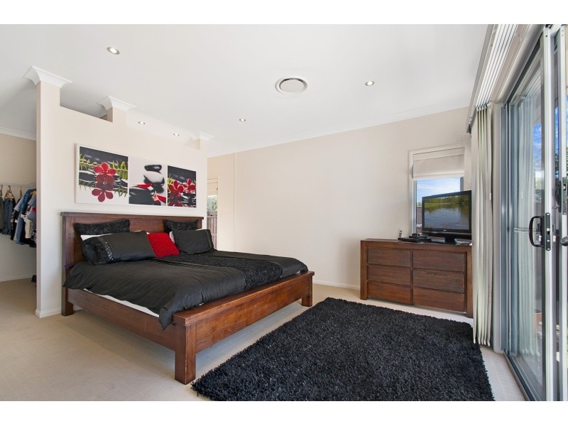 8 Castaway Court, Kawana Island QLD 4575