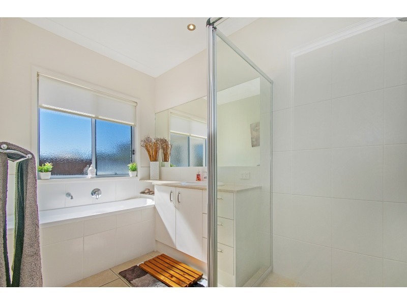 8 Castaway Court, Kawana Island QLD 4575