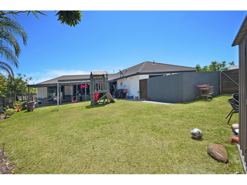 6 Castaway Court, Kawana Island QLD 4575