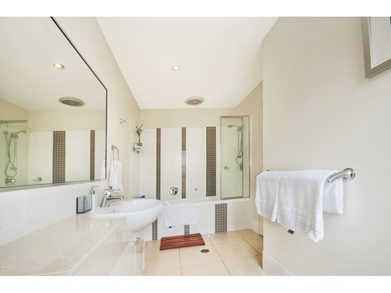 10 Bonaire Court, Kawana Island QLD 4575