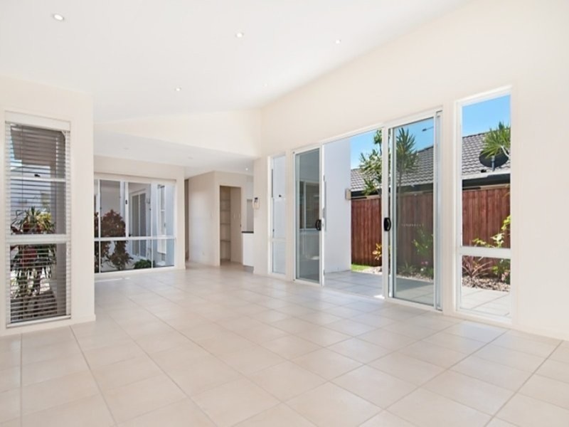 2 Dominica Place, Kawana Island QLD 4575