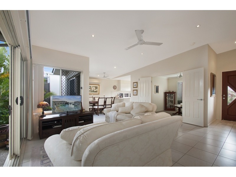 15 Tarawa Street, Kawana Island QLD 4575