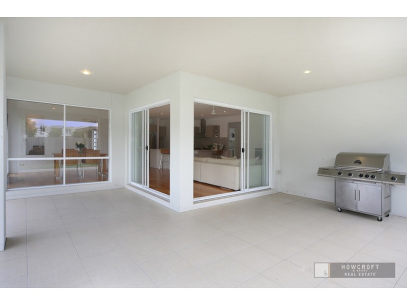 4 Bega Place, Kawana Island QLD 4575