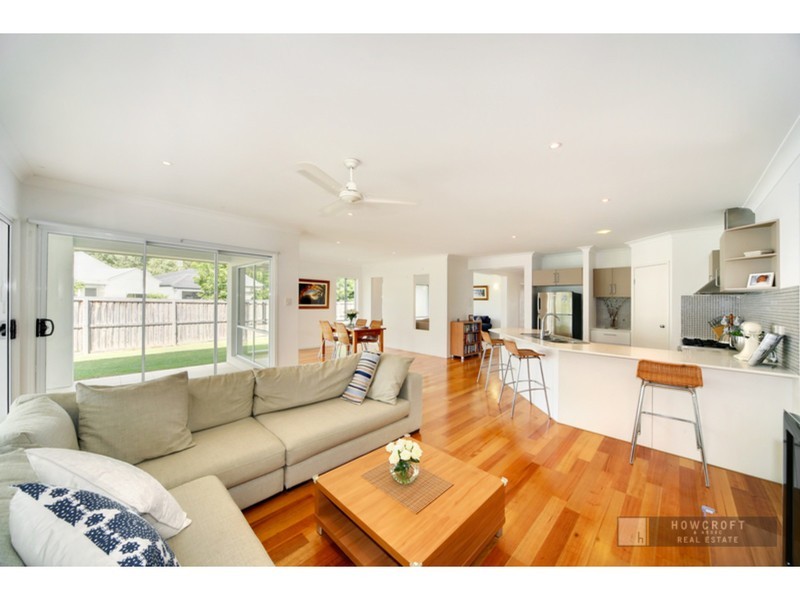 4 Bega Place, Kawana Island QLD 4575